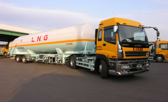 LNG(液化天然ガス)輸送車両